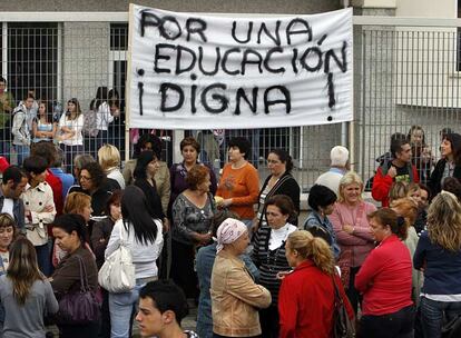 Cientos de personas protestan por la falta de un educador para un alumno con <i>Síndrome de Dúchenne,</i> en Chiva.