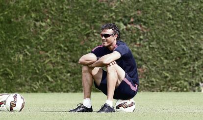 El entrenador del FC Barcelona observa a los jugadores durante un entrenamiento en el Centro Deportivo Joan Gamper de Joan Despí (Barcelona), el 17 de agosto de 2014.