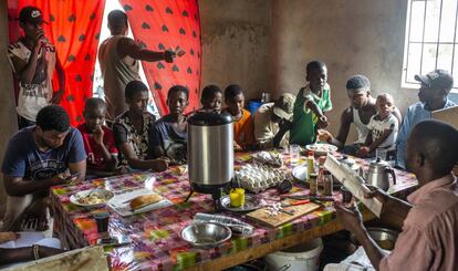 Tangana de Mamadou Cissoko en el barrio de Veuvert, donde a primera hora de la mañana ya hay muchos clientes pidiendo el desayuno.