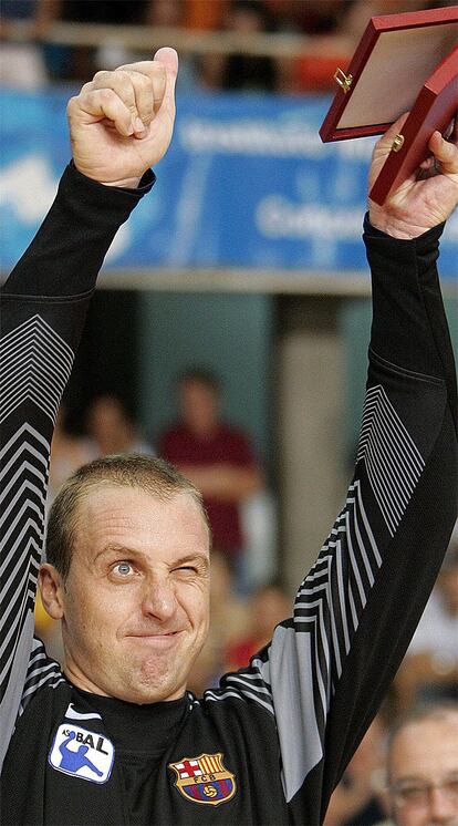 <b>EL ADIÓS AL BALONMANO</b> "Es un momento que debía llegar. Lo sabía, era consciente de ello, porque ya había comentado que no me veía jugando al balonmano a los 40 años. Sé que es el momento de decir adiós. Todavía estoy bien, tengo la cabeza muy clara y podría seguir jugando. Pero tengo ganas de dedicar más tiempo a mi familia y a iniciar una nueva etapa como jurista". En la imagen, Barrufet con el trofeo de la Copa ASOBAL del año 2006