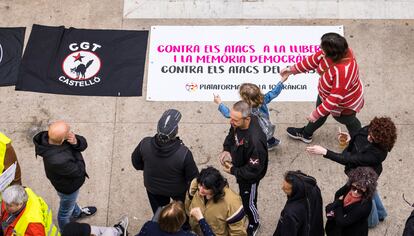 Concentración de la Plataforma per la Tolerància contra los ataques a la libertad y a la memoria democrática en la plaza de la Mercé de Burriana.