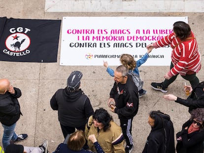 Concentración de la Plataforma per la Tolerància contra los ataques a la libertad y a la memoria democrática en la plaza de la Mercé de Burriana.