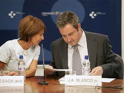 La directora de Osakidetza, Gloria Quesada, conversa con José André Blasco.