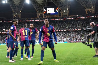 Alejandro Balde celebra su gol ante el Real Madrid.