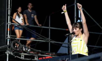 Josephine Vander Gucht del dúo de pop alternativo Oh Wonder, en un momento de su actuación.