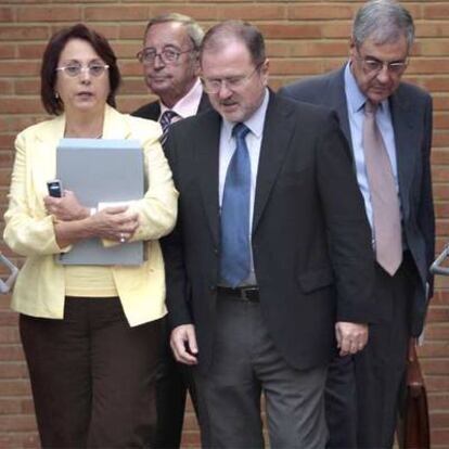 Concha Gómez y Alejandro Font de Mora, ayer, con su equipo de Educación.