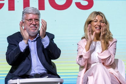 Agustín Santos Maraver y Yolanda Díaz aplaudían este domingo durante el acto de Sumar celebrado en Madrid.