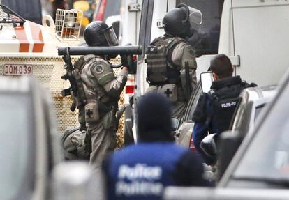 Agentes de seguridad belga en una redada en busca de presuntos fundamentalistas musulmanes vinculados a los ataques mortales en París , en el suburbio de Bruselas de Molenbeek.