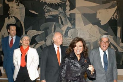 La ministra de cultura Carmen Calvo junto al duque de Lugo, Jaime de Marichalar y los presidentes de los patronatos de los museos Reina Sofía y el Prado.