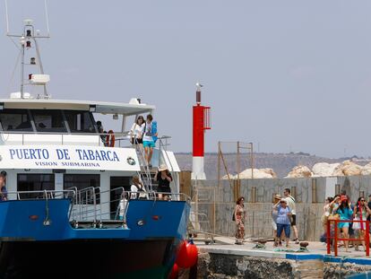 Llegada de turistas en ferry al puerto de la isla de Tabarca.
