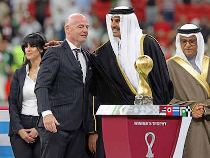 Gianni Infantino, presidente de la FIFA, junto al emir de Qatar, Al-Thani, el pasado sábado.