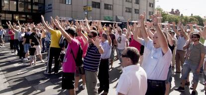 Protestas de trabajadores de Metro en la avenida de la Ciudad de Barcelona.