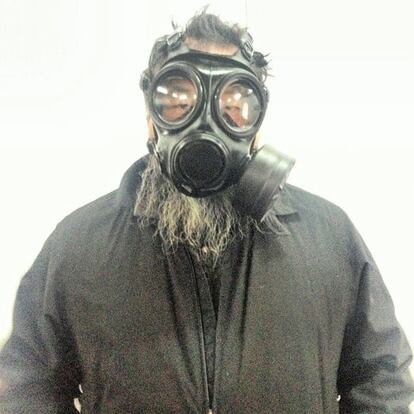 El artista y disidente chino Weiwei, vestido con máscara antigas, para denunciar los altos niveles contaminación.