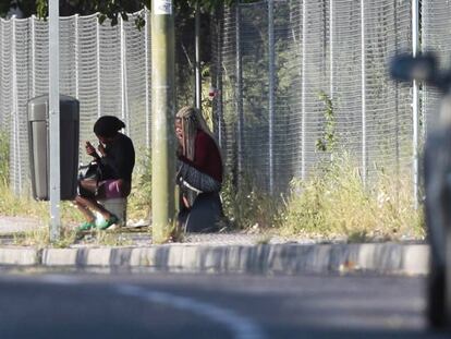 Varias mujeres que ejercen la prostitución en el polígono Marconi de Villaverde.