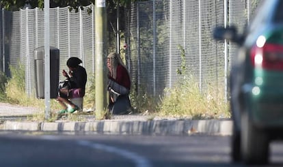 Varias mujeres que ejercen la prostitución en el polígono Marconi de Villaverde.