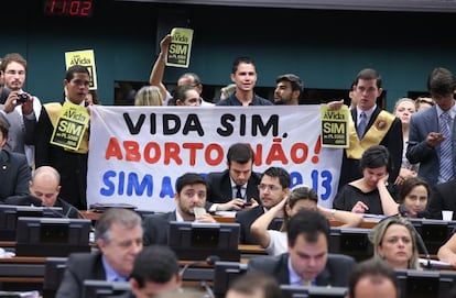 Ato contra o aborto na C&acirc;mara dos Deputados.