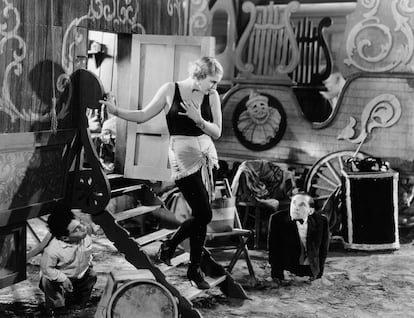 Imagen de 'Freaks (La parada de los monstruos)' con, en el centro, Cleopatra (Olga Baclanova).