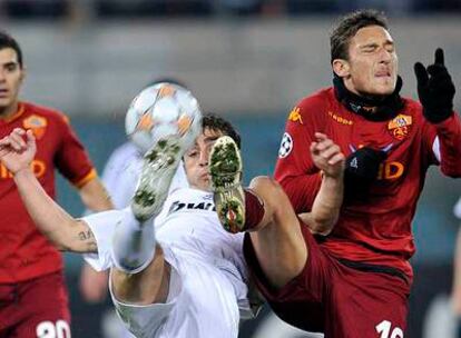 Cannavaro y Totti se disputan el balón.