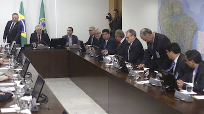 Temer e ministros em reuni&atilde;o neste domingo.