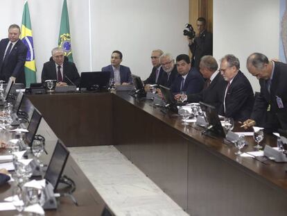 Temer e ministros em reuni&atilde;o neste domingo.