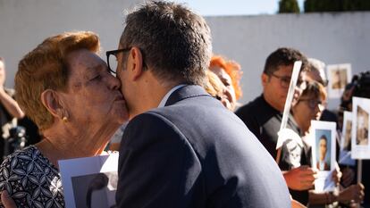 El ministro Félix Bolaños besa a Benita Navacerrada, hija de un fusilado en 1939, durante su visita a la fosa del cementerio de Colmenar Viejo (Madrid). 