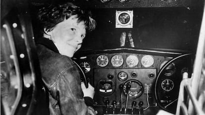 Amelia Earhart antes de su &uacute;ltimo despegue el 2 de julio de 1937.