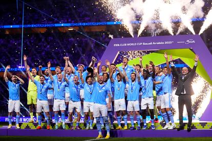 La plantilla del Manchester City celebra la victoria en el Mundial de Clubes.