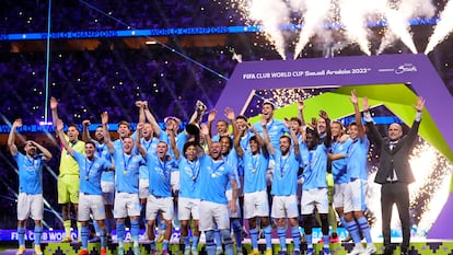 La plantilla del Manchester City celebra la victoria en el Mundial de Clubes.