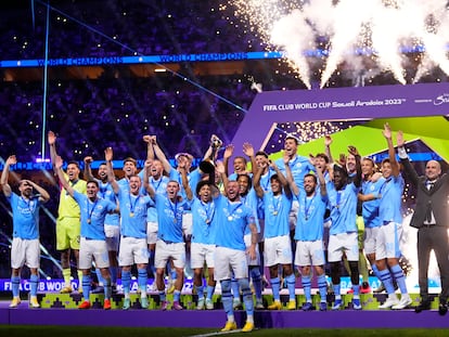 La plantilla del Manchester City celebra la victoria en el Mundial de Clubes.