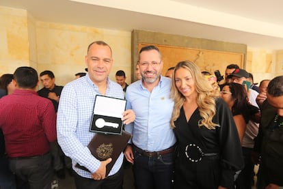 Rafael Dudamel con Jaime Beltrán y su esposa, la gestora social de Bucaramanga, Paula Andrea Ramírez, en el evento en el que el entrenador fue nombrado huésped ilustre de Bucaramanga.