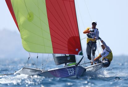 El equipo español durante la carrera final de vela por la medalla de oro.