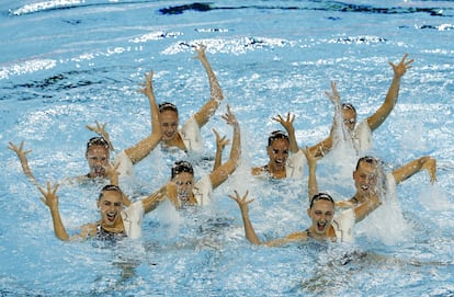 El equipo español compite en la fase preliminar de la rutina técnica por equipos en el Mundial de Natación de Singapur 2025.-EFE/ Rungroj Yongrit