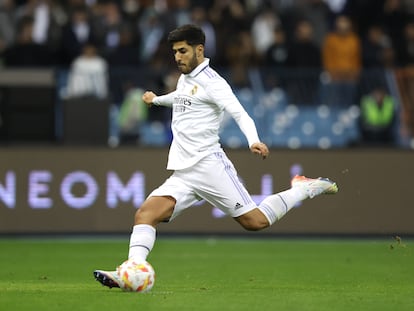 Marco Asensio marca su lanzamiento en la tanda de penaltis entre el Real Madrid y el Valencia en las semifinales de la Supercopa de España.