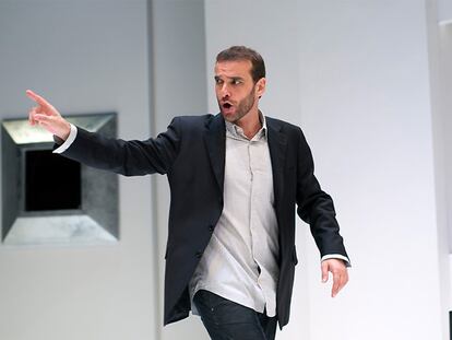 Luis Merlo, en un momento de la obra <b><i>Arte</b></i> que se representa en Sevilla.