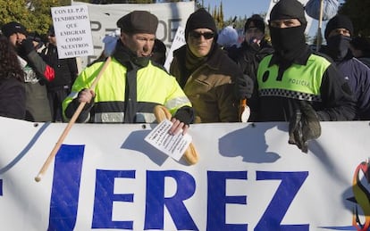 Protesta de polic&iacute;as municipales en Jerez en febrero de 2012.