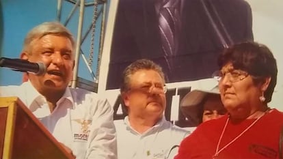 La señora María Trinidad Cantú con López Obrador en 2012.