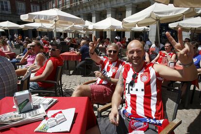 Aficionados del Bayern, en las terrazas de la Plaza Mayor.