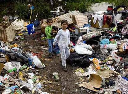Dos niños en un campamento gitano en Cosilino, a las afueras de Roma.