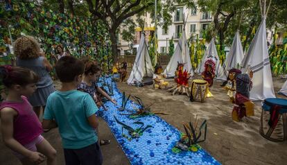 La decoració de la plaça, reparada, aquest divendres al matí.