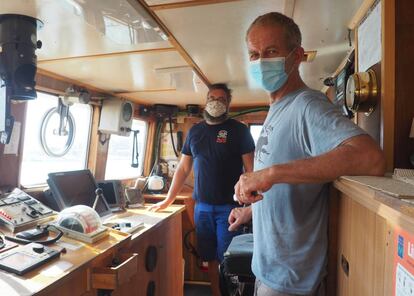Jan Krüger, gerente del Alan Kurdi (izquierda), y Joachim Ebeling, el capitán, a la derecha, en la cabina del barco humanitario. |