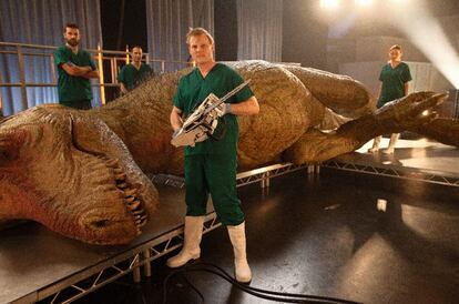 Los expertos convocados por National Geographic Channel para practicar la autopsia a un T. Rex posan con el modelo.