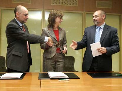 Idoia Zenarruzabeitia, Rodolfo Ares (izquierda) y José Antonio Pastor, en la firma del acuerdo presupuestario.