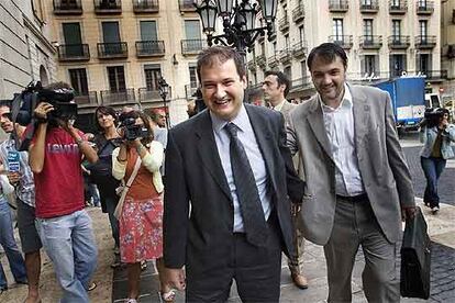 Jordi Hereu y el concejal de Cultura, Carles Martí, ayer a la entrada del Ayuntamiento.