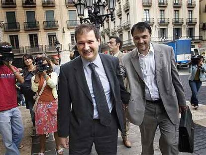 Jordi Hereu y el concejal de Cultura, Carles Martí, ayer a la entrada del Ayuntamiento.