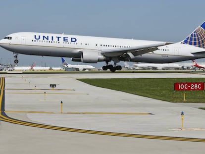 Un vuelo de United Airlines aterrizando en Chigago