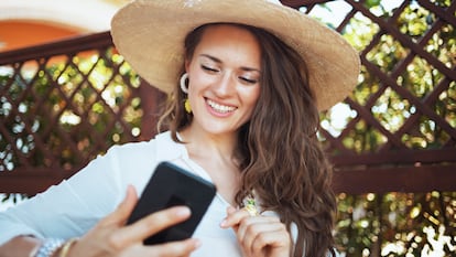 Artículo de EL PAÍS Escaparate que describe ofertas en AliExpress de hasta el 80% de descuento en productos superventas