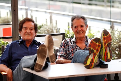 Manuel de la Calva (izquierda) y Ramón Arcusa, integrantes del Dúo Dinámico, entrevistados por EL PAÍS en La Moraleja (Madrid), en 2016.
