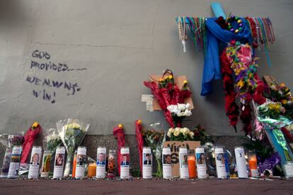 Velas con fotografías de las víctimas del ataque.