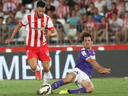 Edgar disputa el balón con Víctor Sánchez.