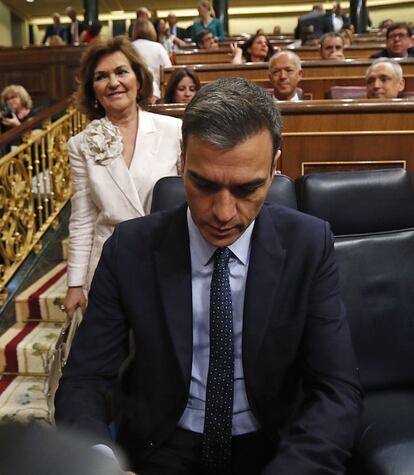 El candidato socialista a la Presidencia, Pedro Sánchez, junto a la vicepresidenta del Gobierno en funciones, Carmen Calvo.